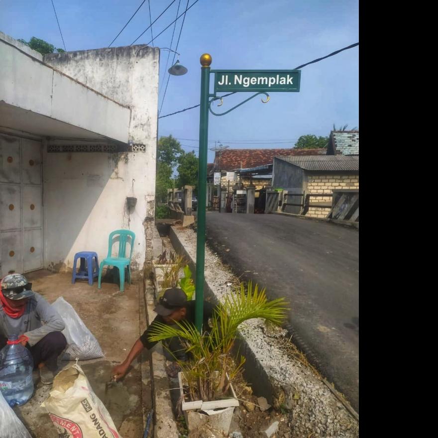 Guna Mempermudah Pengguna Jalan, Pemerintah Desa Sugiharjo Memasang Papan Nama Jalan